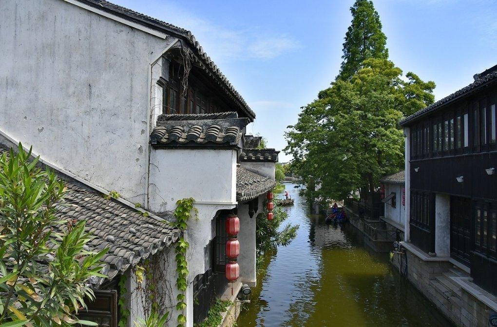 逃出平静乡村